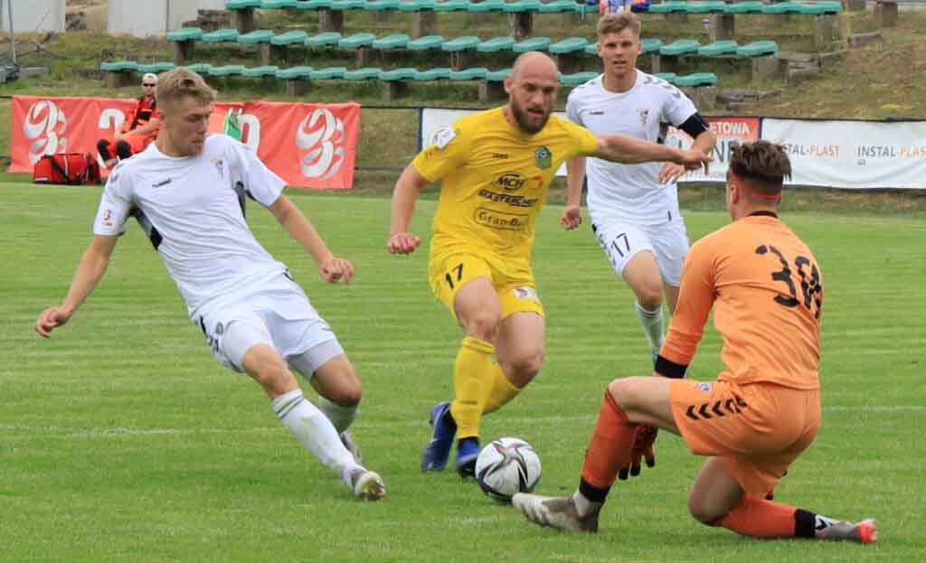 Czterech mężczyzn na boisku