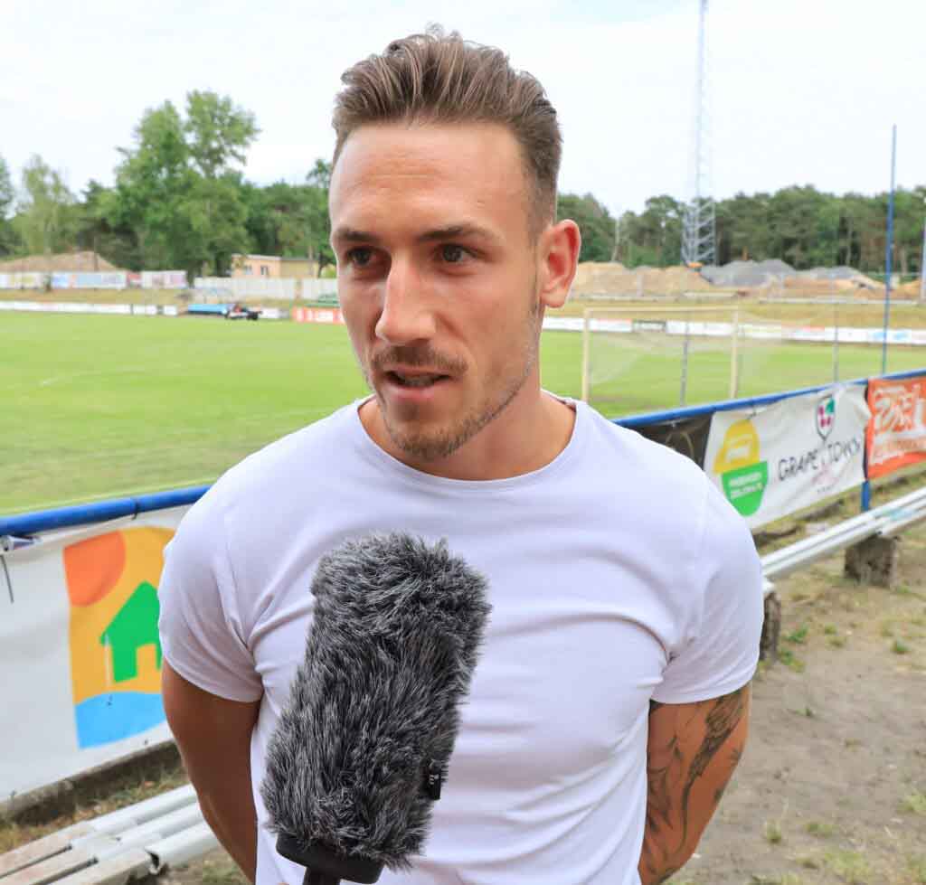 Młody mężczyzna przy mikrofonie