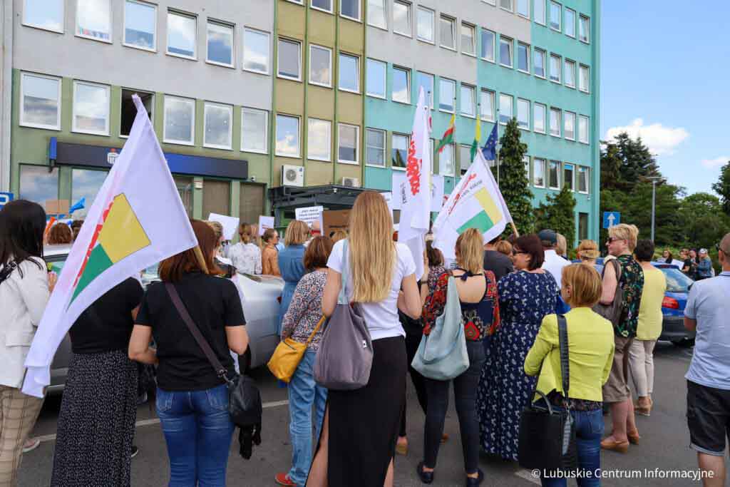Wielka manifestacja przed Urzędem Miasta (ZDJĘCIA, WIDEO) Protest przed Urzędem Miasta Zielonej Góry