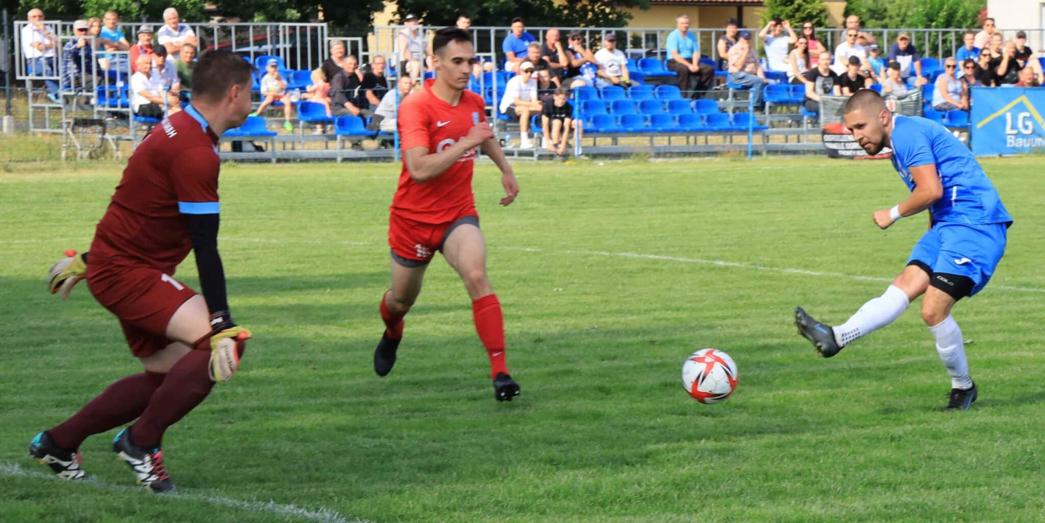 Trzech mężczyzn na boisku  Rozbita głowa dwie czerwone kartki pięć bramek Odra Nietków przegrywa z Koroną Kożuchów ZDJĘCIA