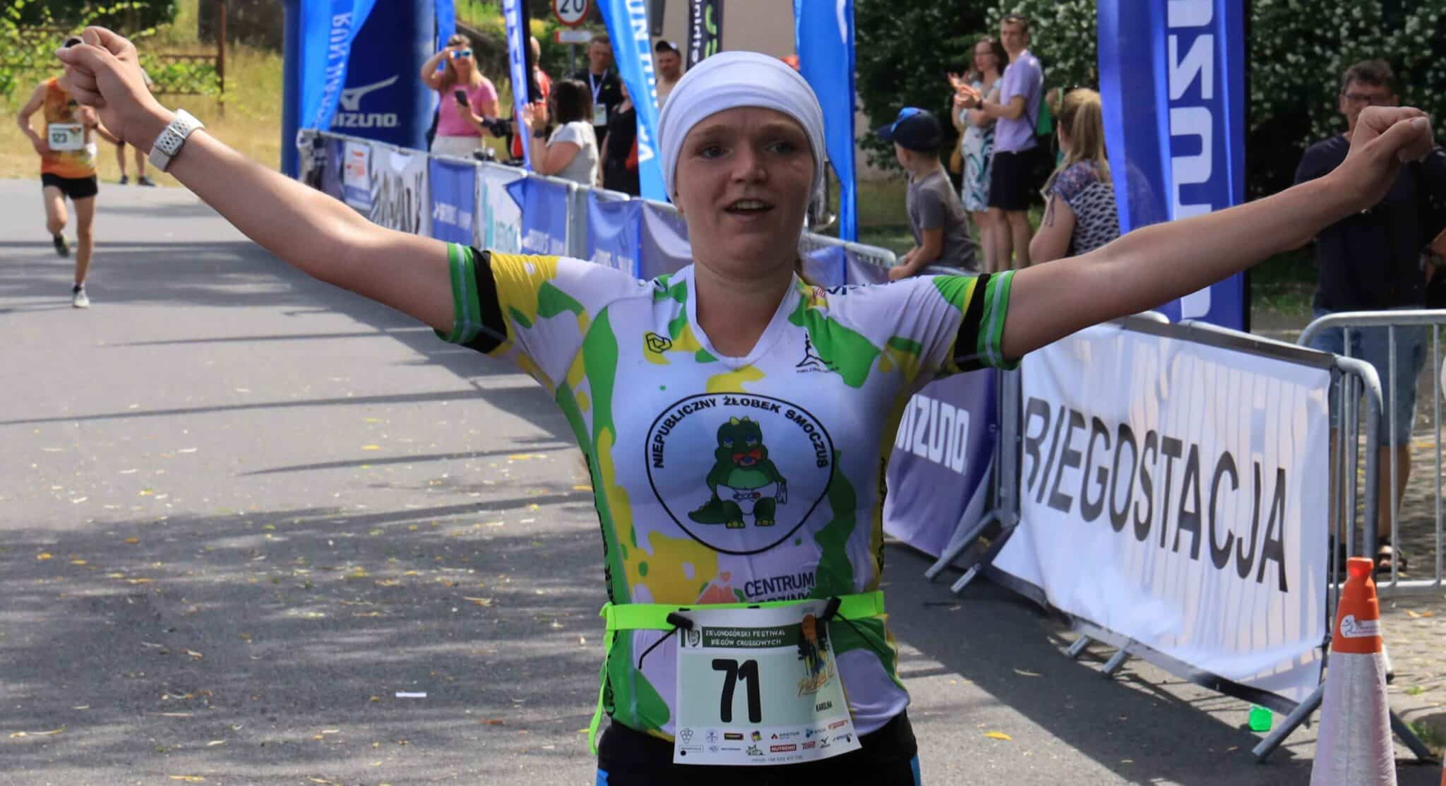 IMG_8350 Kobieta z uniesionymi rękami X Cross Zielonogórski Parszywa 12 był wyjątkowo parszywy Ale przyciągnął 270 biegaczy DUŻO ZDJĘĆ