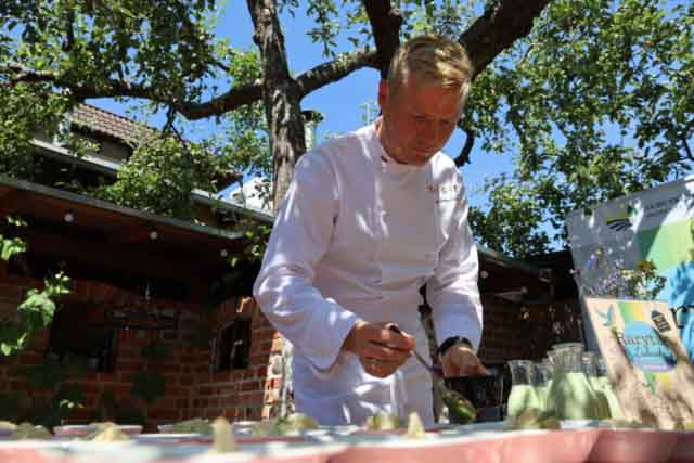 IMG_8864 Dawid Szkudlarek przygotowuje potrawy do wydania.