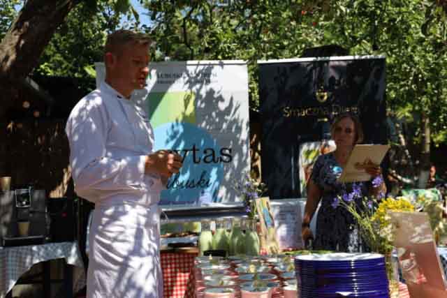 IMG_8869 Dawid Szkudlarek przygotowuje potrawy do wydania.