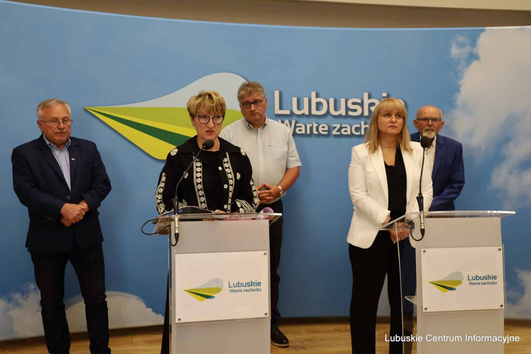 Dwie kobiety i trzech mężczyzn Jedna z kobiet przy mikrofonie  Jakie mamy pomysły na pomoc uchodźcom na wzrost gospodarczy WIDEO