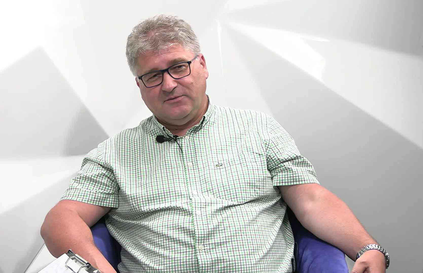 Mężczyzna w koszuli  Janusz Jasiński Podjęliśmy ryzyko gramy dalej WIDEO