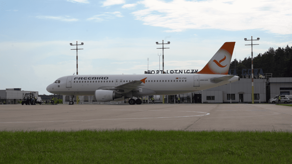 Samolot na płycie lotniska w Babimoście