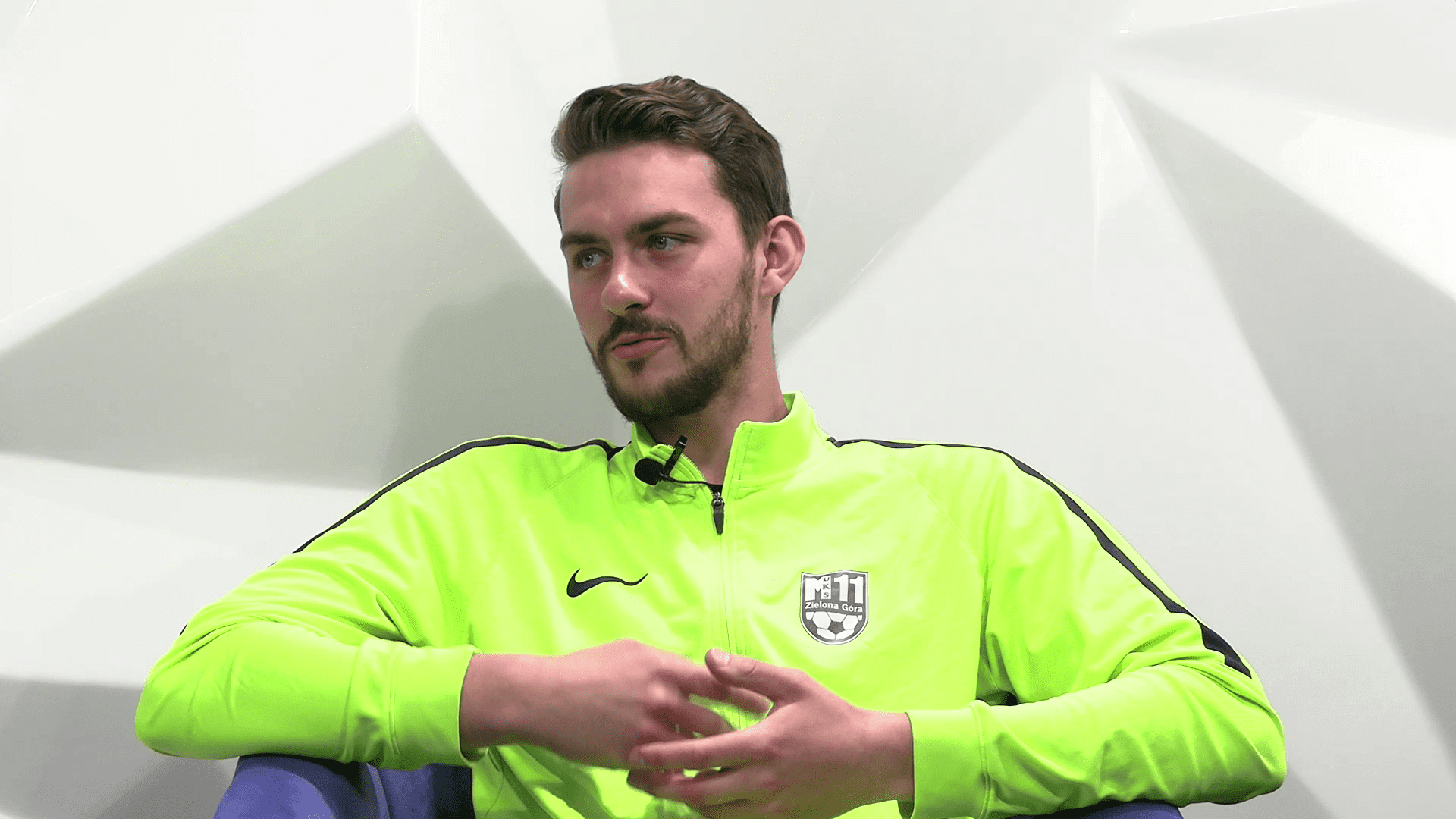 Mężczyzna w sportowej bluzie  Marek Czelny trener MUKS 11 Zielona Góra Dziewczyny dają radę