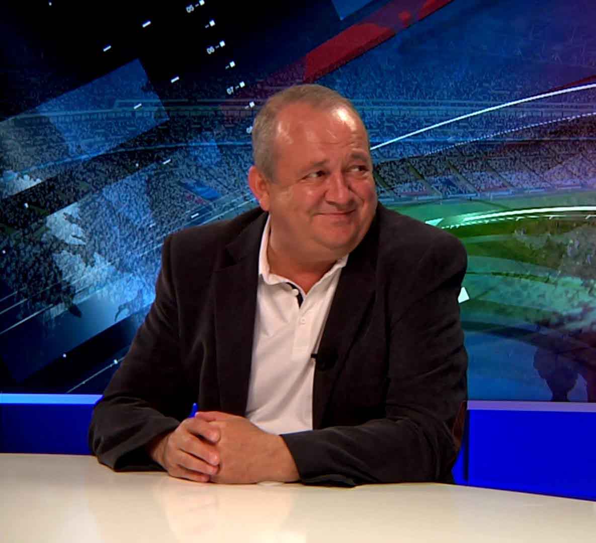 Mężczyzna w marynarce  Zenon Burzawa trener Meprozetu Stare Kurowo Mam fajnych współpracowników niezły zespół WIDEO