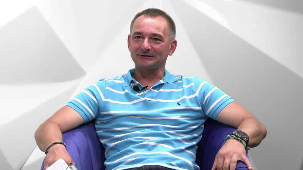 Mężczyzna w koszulce polo