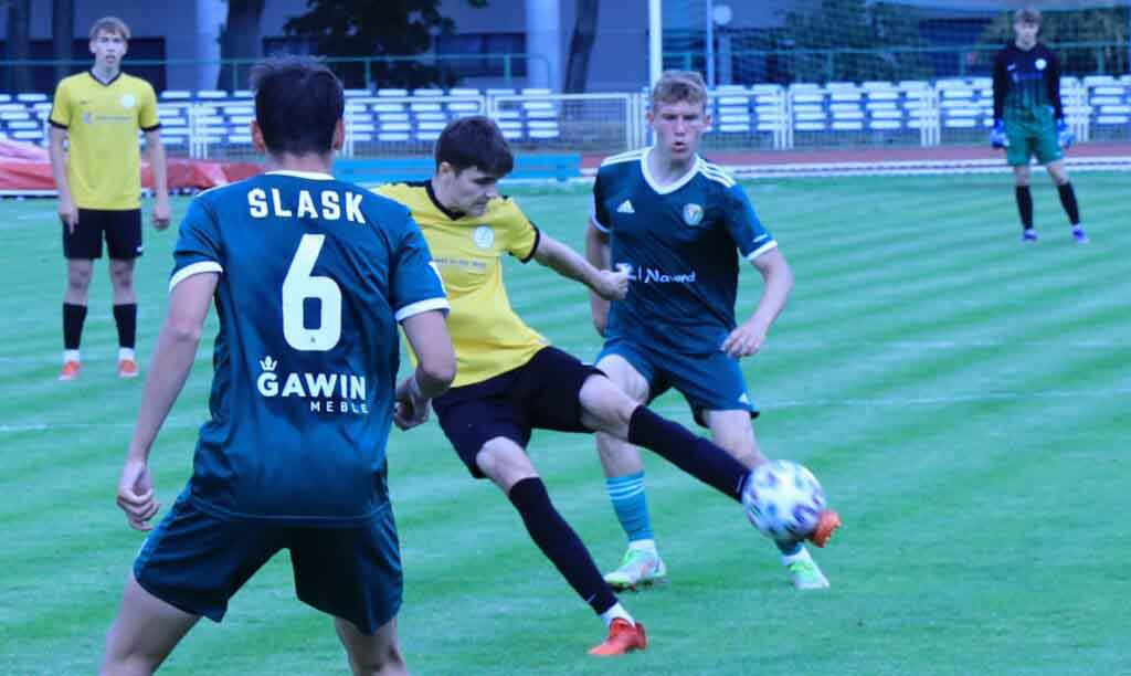 Pięciu piłkarzy na boisku