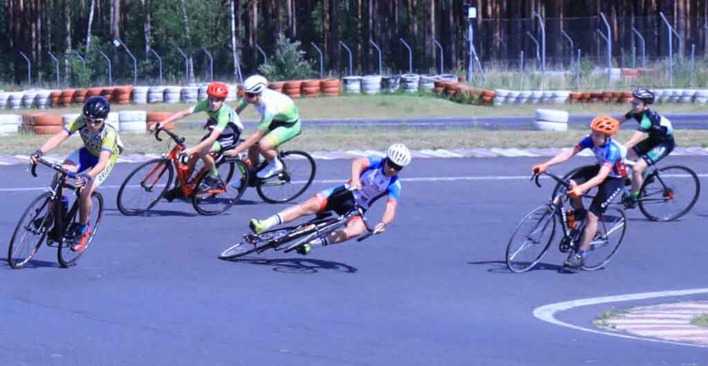 Sześciu chłopców na rowerach