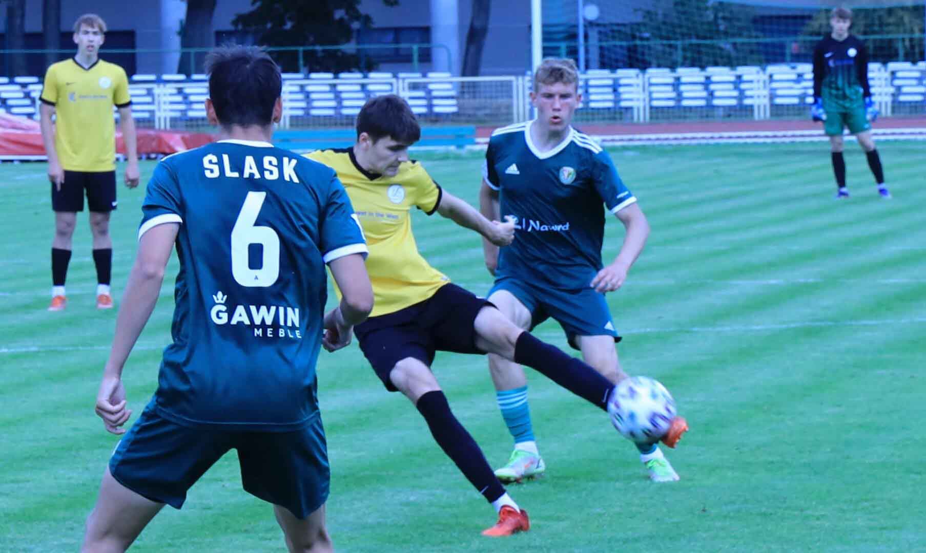 Pięciu piłkarzy na boisku  Lechia II Zielona Góra kontra młodzież Śląska Wrocław i Pogoni Szczecin ZDJĘCIA
