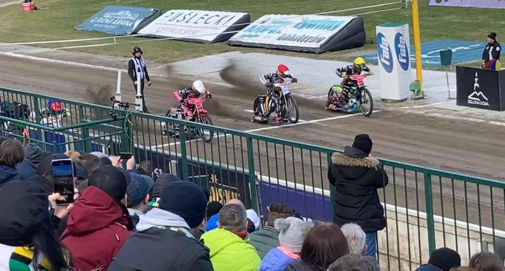 Cztery osoby na motocyklach