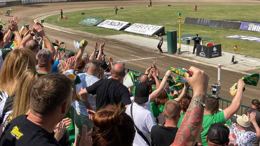 Kibice wiwatujący na trybunach