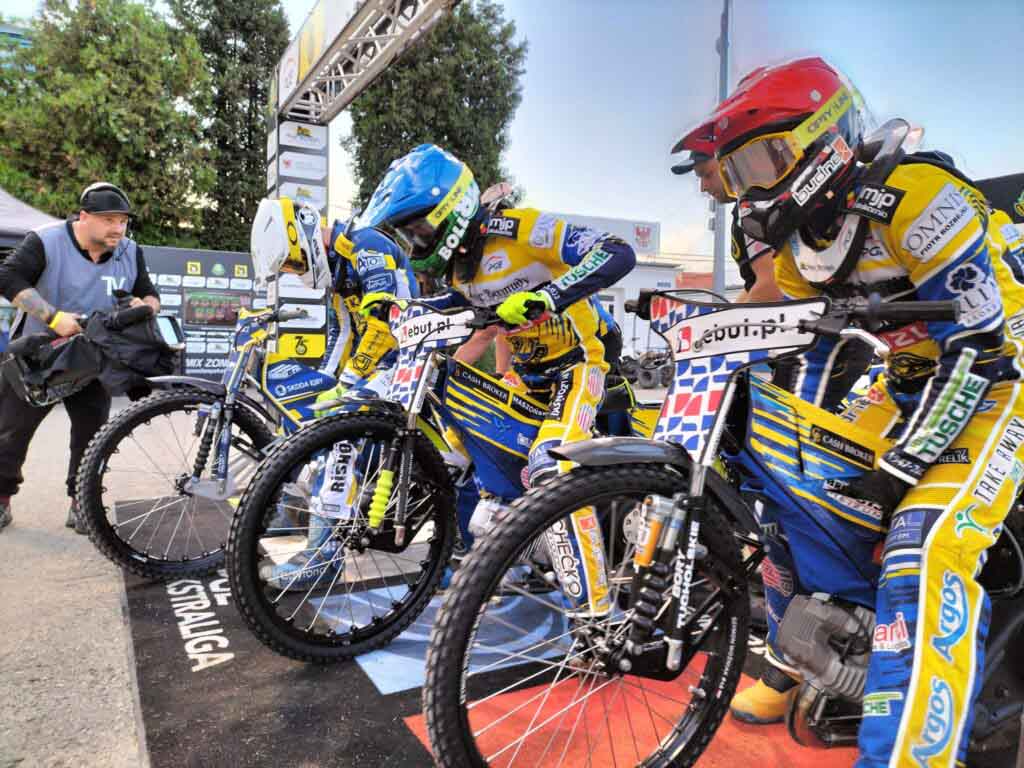 Stal Gorzów odrabia zaległości i wskakuje na pozycję wicelidera Stal Gorzów odrabia zaległości i wskakuje na pozycję wicelidera Trzy osoby na motocyklach i mężczyzna z kamerą