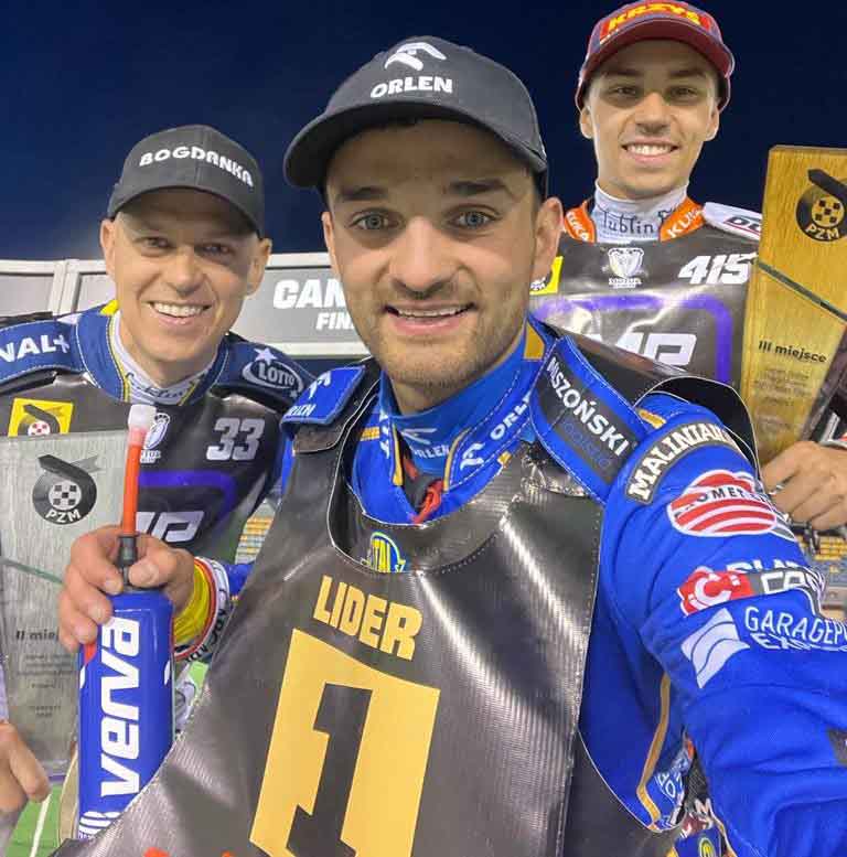 Trzej mężczyźni w czapeczkach