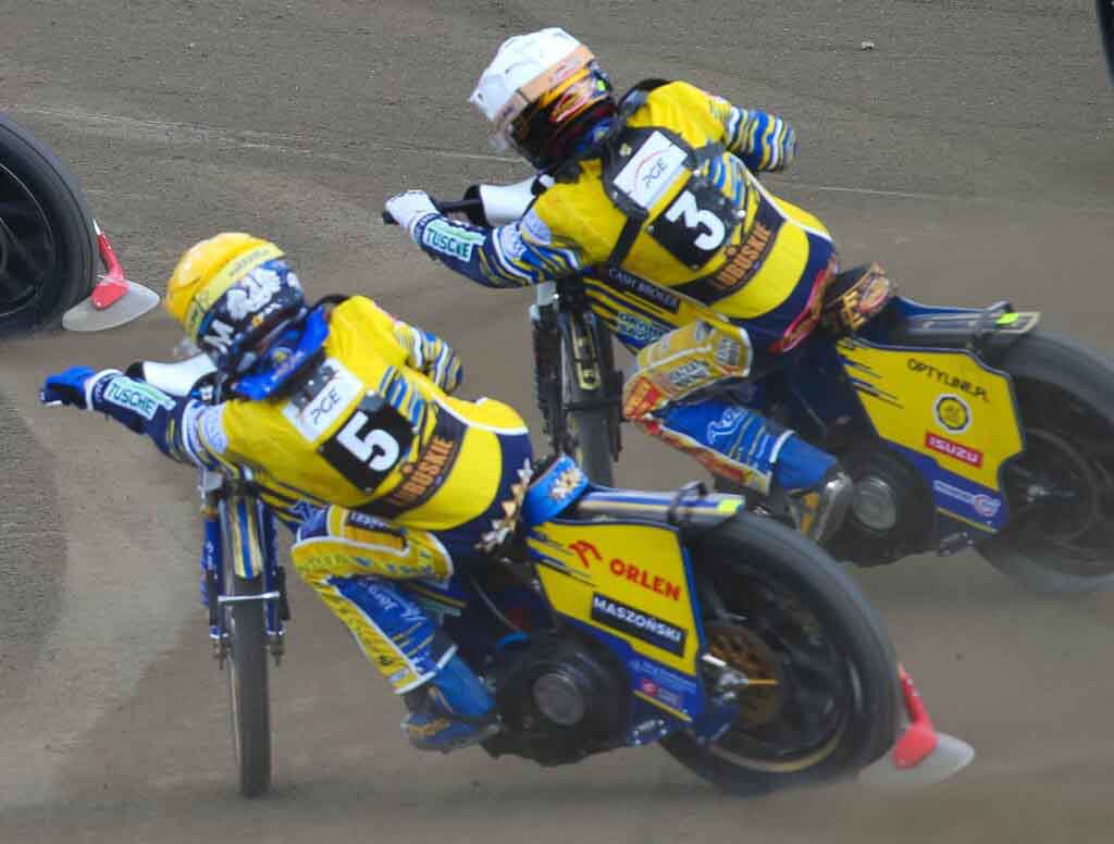 Dwie osoby na motocyklach