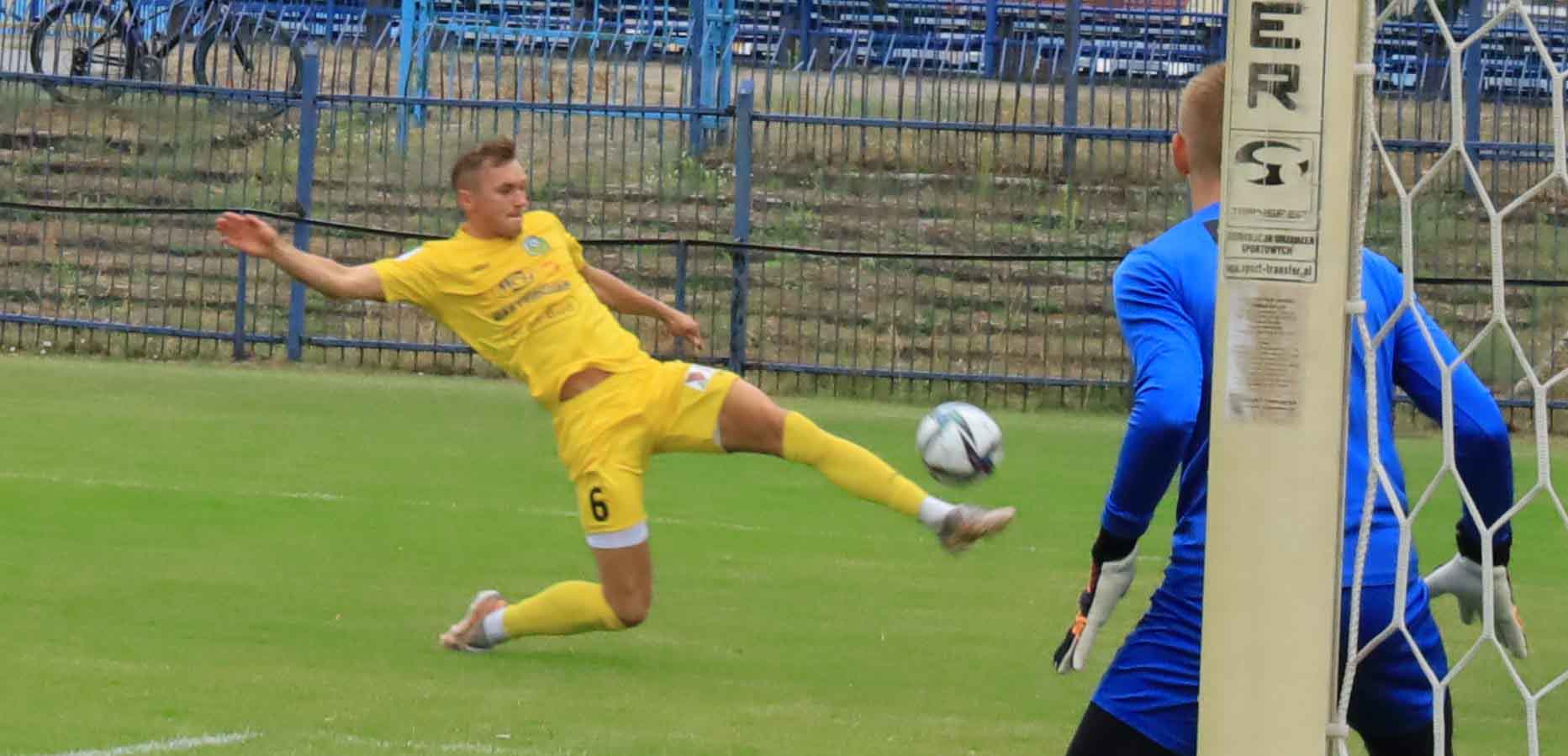 IMG_0003 Dwaj mężczyźni na boisku Sebastian Górski Możemy się pobić o coś więcej niż tylko utrzymanie