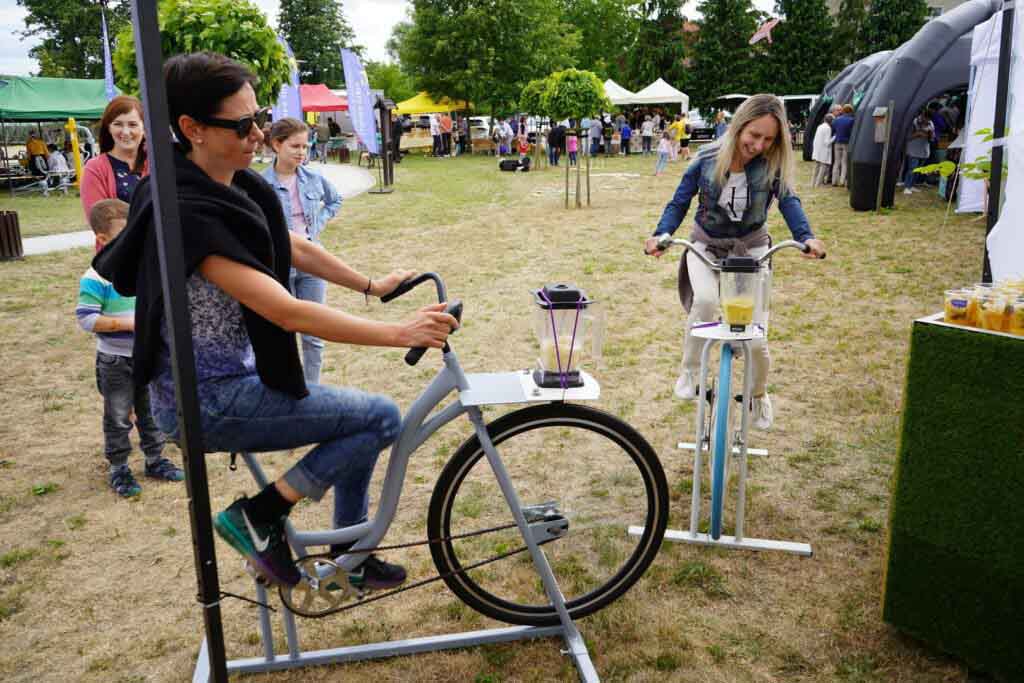 Dwie uśmiechnięte kobiety na rowerach
