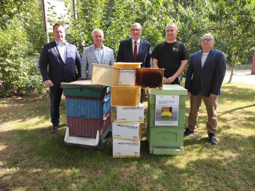Lubuski miód będzie smaczniejszy i zdrowszy! (WIDEO) Lubuski miód będzie smaczniejszy i zdrowszy! (WIDEO) Przekazanie węzów pszczelarskich w Klenicy Fot. Dariusz Nowak