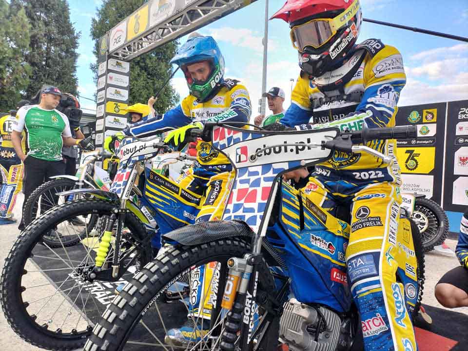 Stal Gorzów uratowała remis. W rewanżu musi wygrać Dwie osoby na motocyklach