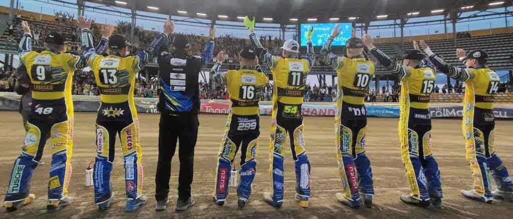 Stal Gorzów pokazała moc i charakter. 40 punktów wystarczy do złota Osiem osób na torze żużlowym