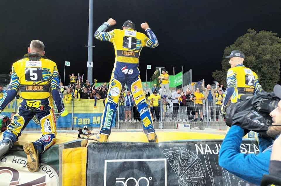 Trzej żużlowcy na dmuchanej bandzie