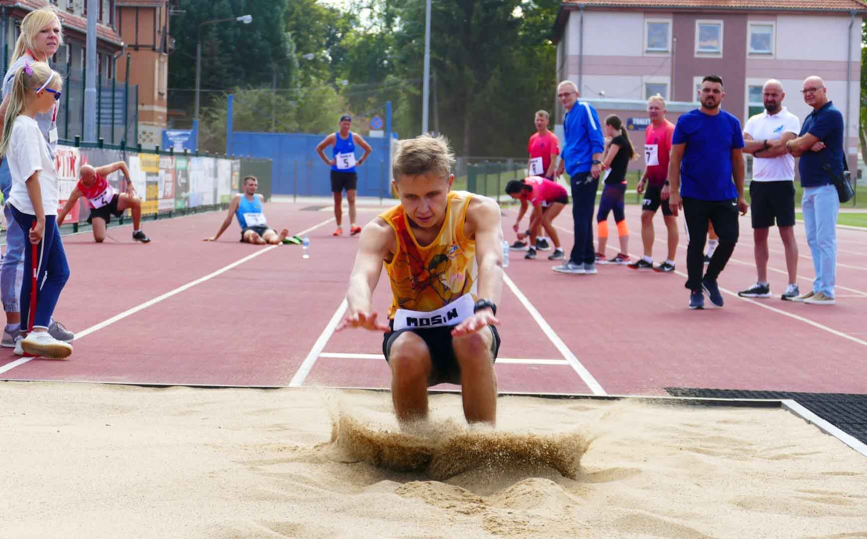 Młody mężczyzna skacze w dal  Lekkoatleci na start Druga odsłona Grand Prix amatorów