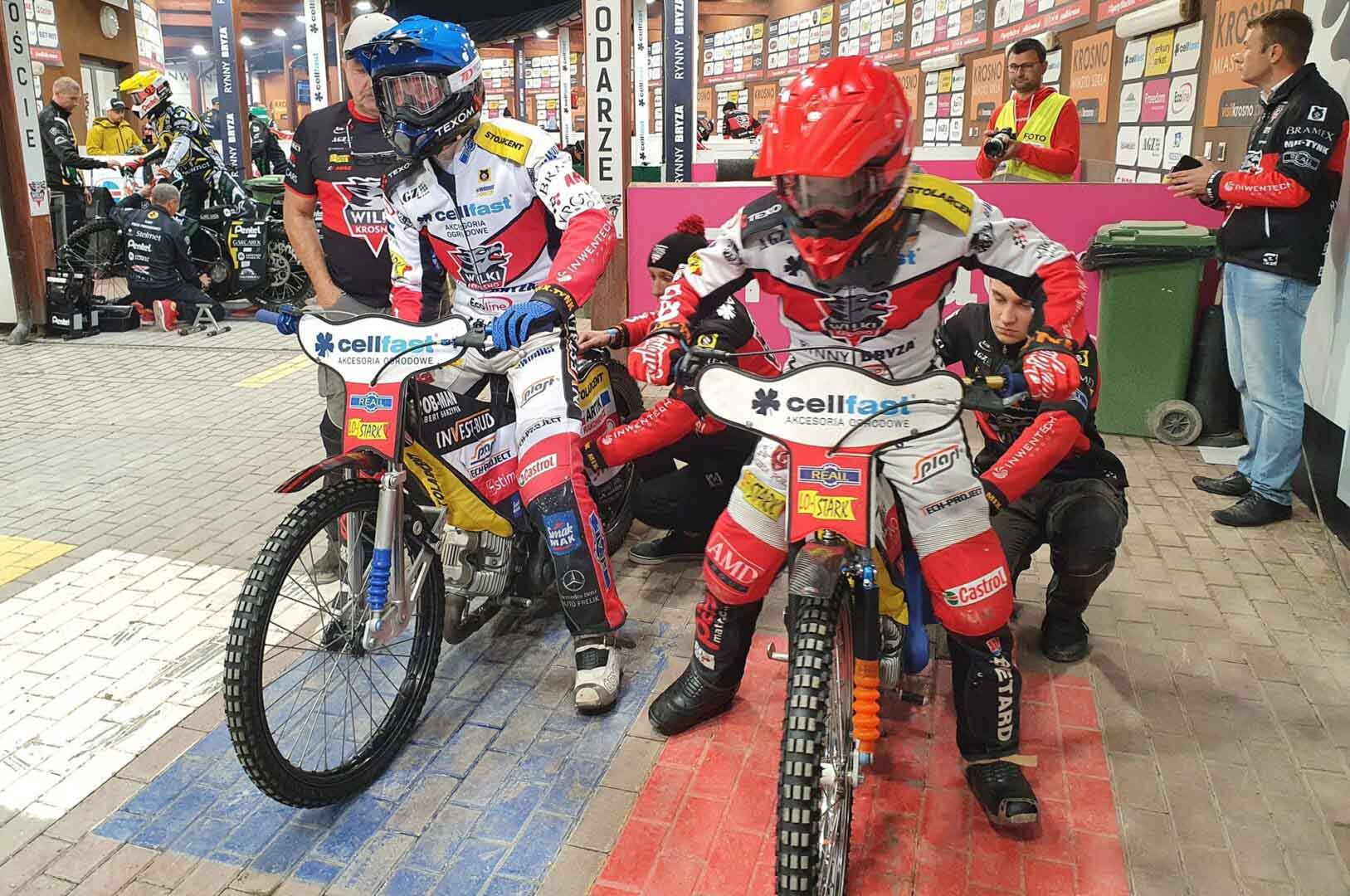 Dwie osoby na motocyklach  Falubaz Zielona Góra przegrywa z Wilkami Krosno 50 punktów w rewanżu da awans