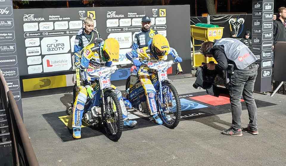 Dwie osoby na motocyklach