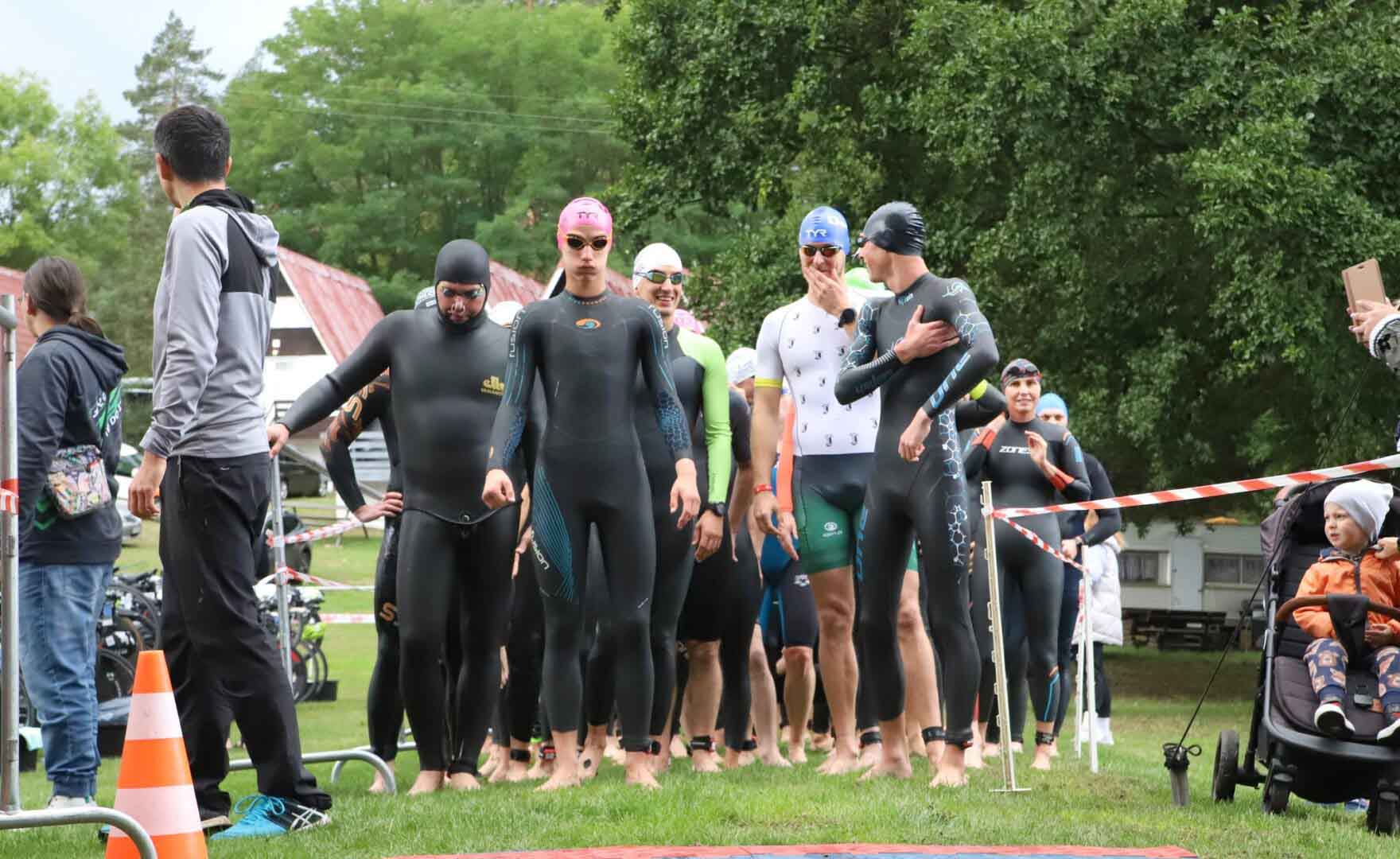   Biegli jechali rowerem i płynęli Wyczynowy triathlon w Kłodawie WIDEO WYNIKI