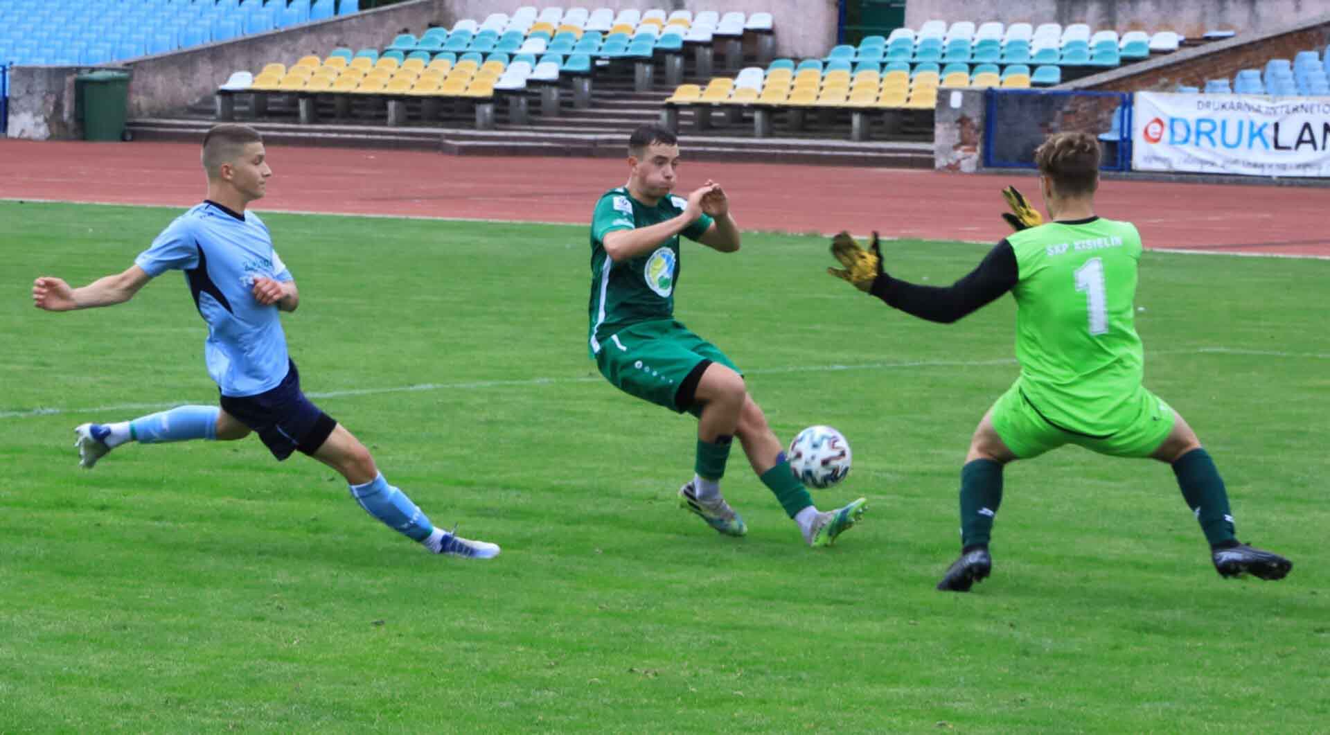 Trzech chłopaków na boisku  Lechia Zielona Góra wygrywa z Drzonkowianką Racula W trzy minuty strzela dwie bramki ZDJĘCIA