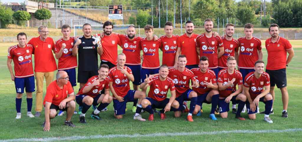 21 mężczyzn na boisku