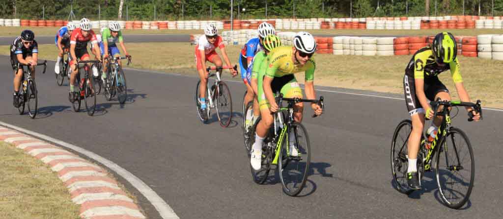 Dziesięciu chłopców na rowerach