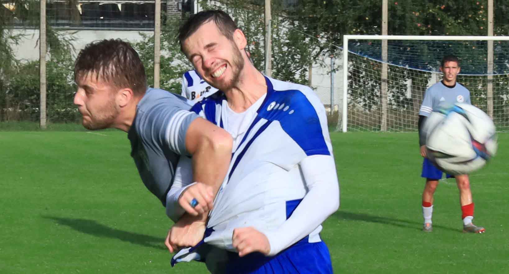 IMG_0375 Trzej mężczyźni na boisku Piast Czerwieńsk przegrywa z Błękitnymi Ołobok A prowadził już 30 ZDJĘCIA