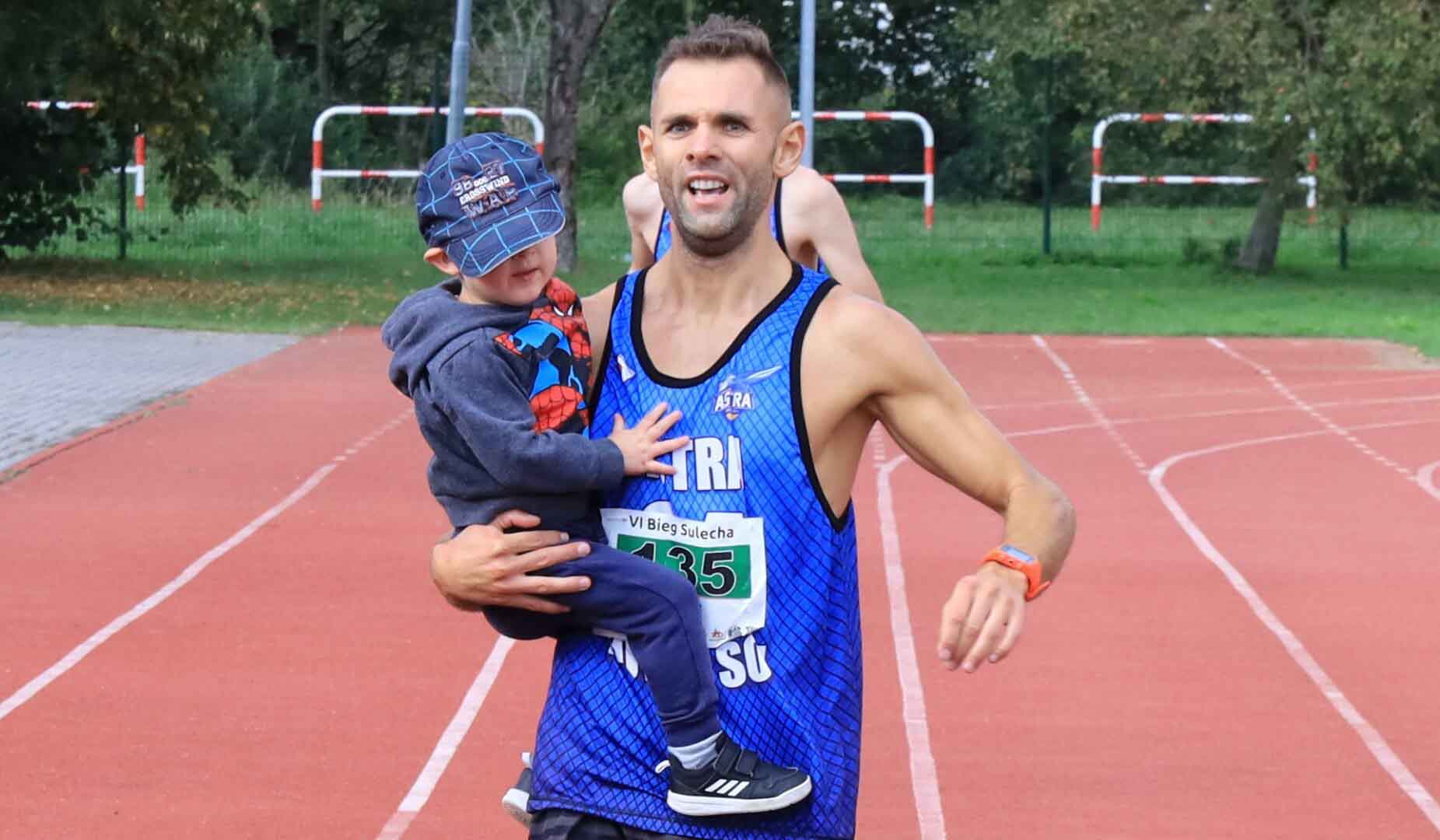 IMG_0492 Mężczyzna biegnący z dzieckiem na ręku Bieg Sulecha przyciągnął ponad 140 zawodników DUŻO ZDJĘĆ