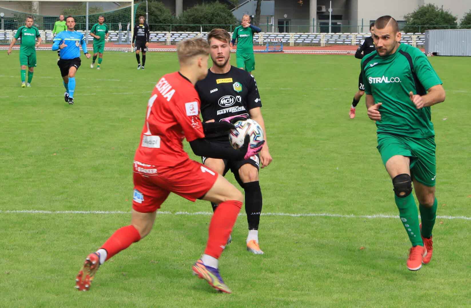 Dziesięciu mężczyzn na boisku  Lechia II Zielona Góra wygrywa z Meprozetem Stare Kurowo Dwie bramki i asysta Bartosza Żurawskiego ZDJĘCIA