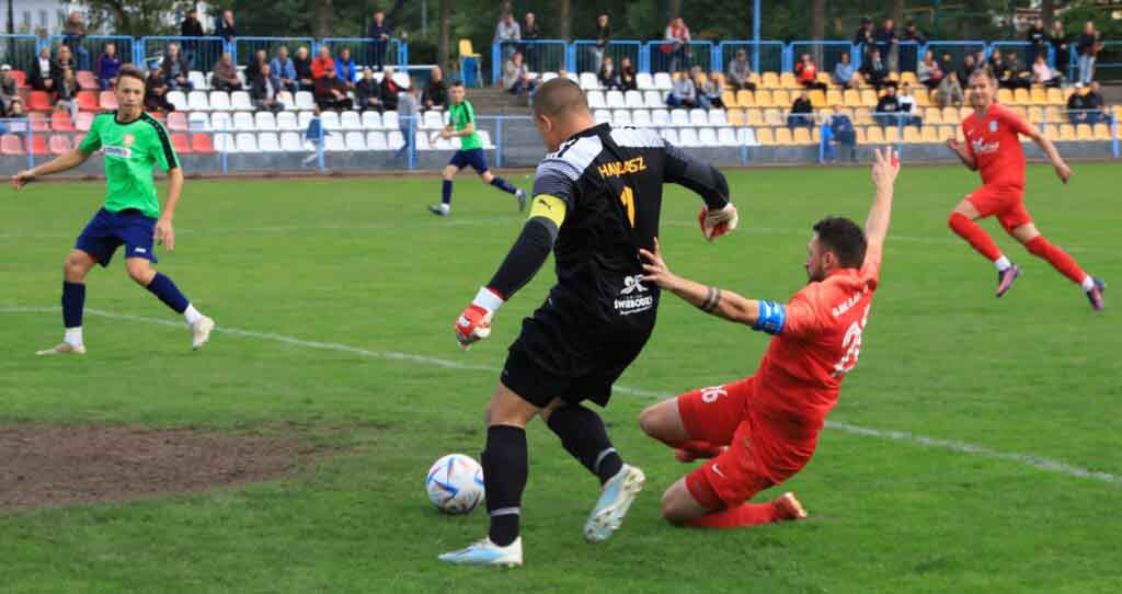 Pięciu mężczyzn na boisku