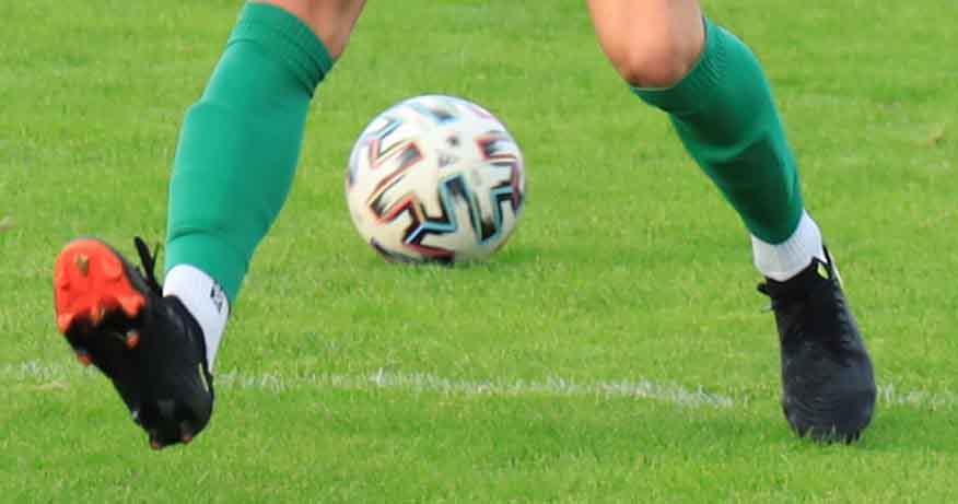 Piłka przelatująca między nogami zawodnika