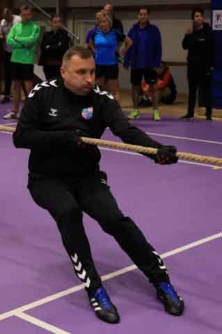 VI Ogólnopolska Olimpiada Urzędów Marszałkowskich w Drzonkowie - przeciąganie liny