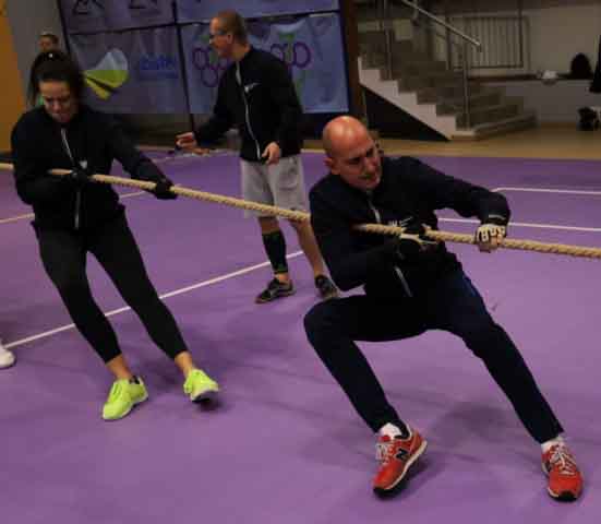 VI Ogólnopolska Olimpiada Urzędów Marszałkowskich w Drzonkowie - przeciąganie liny