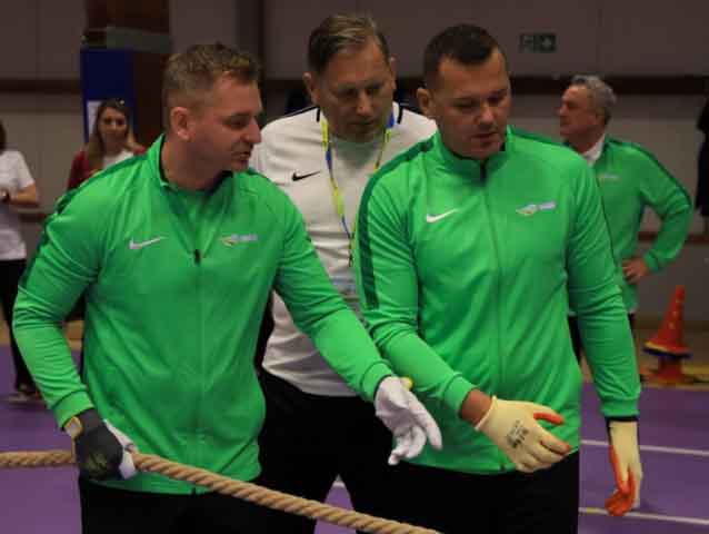 VI Ogólnopolska Olimpiada Urzędów Marszałkowskich w Drzonkowie - przeciąganie liny