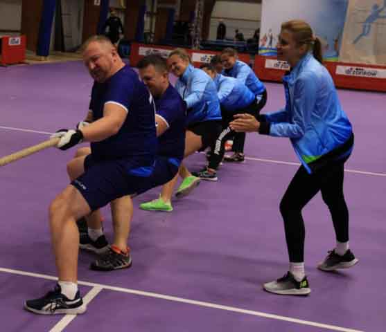 VI Ogólnopolska Olimpiada Urzędów Marszałkowskich w Drzonkowie - przeciąganie liny