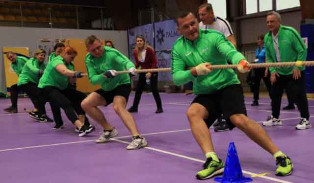 VI Ogólnopolska Olimpiada Urzędów Marszałkowskich w Drzonkowie - przeciąganie liny