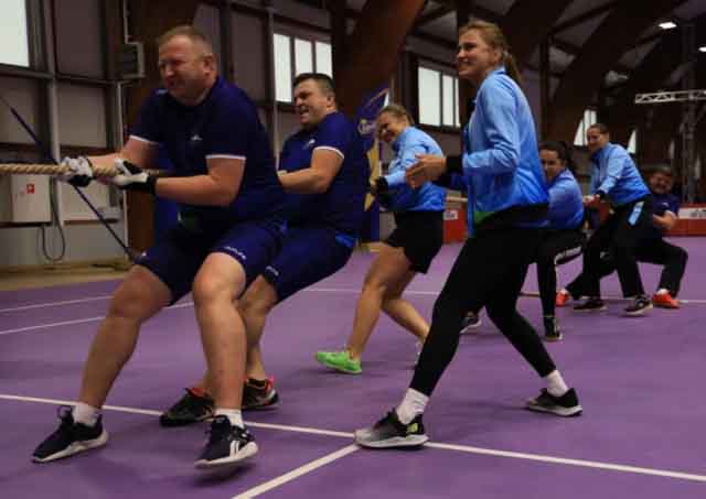 VI Ogólnopolska Olimpiada Urzędów Marszałkowskich w Drzonkowie - przeciąganie liny