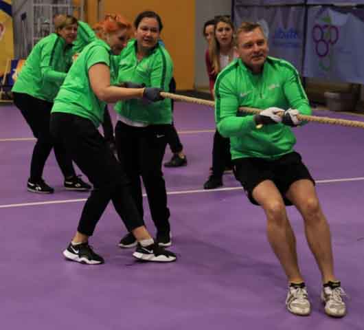 VI Ogólnopolska Olimpiada Urzędów Marszałkowskich w Drzonkowie - przeciąganie liny