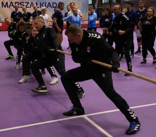 VI Ogólnopolska Olimpiada Urzędów Marszałkowskich w Drzonkowie - przeciąganie liny