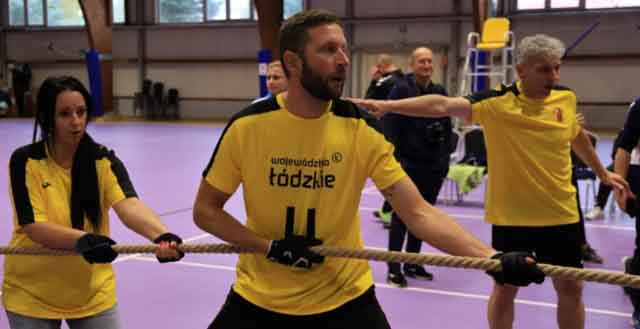 VI Ogólnopolska Olimpiada Urzędów Marszałkowskich w Drzonkowie - przeciąganie liny