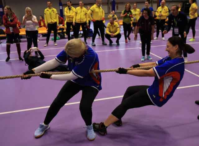 VI Ogólnopolska Olimpiada Urzędów Marszałkowskich w Drzonkowie - przeciąganie liny