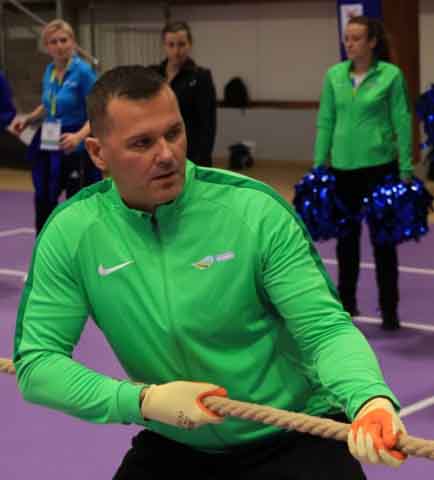 VI Ogólnopolska Olimpiada Urzędów Marszałkowskich w Drzonkowie - przeciąganie liny